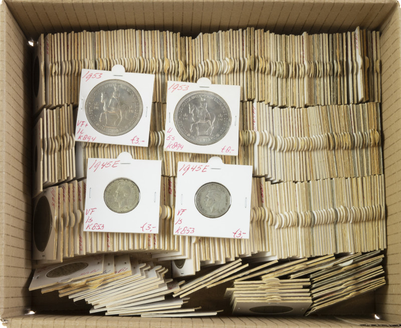 England - Box with coins England incl. silver and crownsize coins, all coins in ...