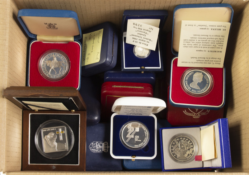 World coins - Lot with various silver Proof world coins and sets in orig. boxes ...