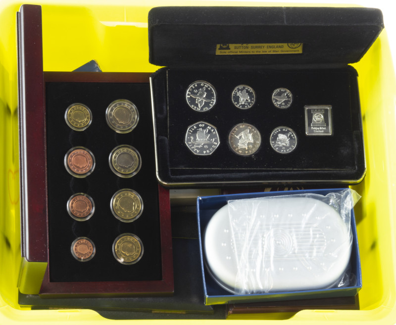 World coins - Box witb various world coins and BU- & Proofsets in orig. boxes a....