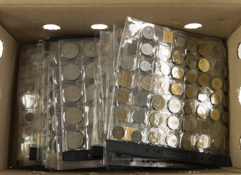 World coins - Box with approx. 11 kg. coins in album sheets a.w. Great Britain, ...