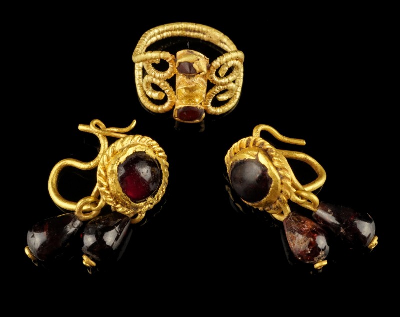 Late Roman Jewellery Ensemble
4th-5th century CE
Gold, Almandine, 15-23 mm, 13...
