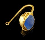 Roman Gold Earring
2nd-3rd century CE
Gold, Glass, 20 mm, 1,55 g
Single gold earring with blue glass inlay.
Very fine condition.
Ex. Coll. M.D., ...