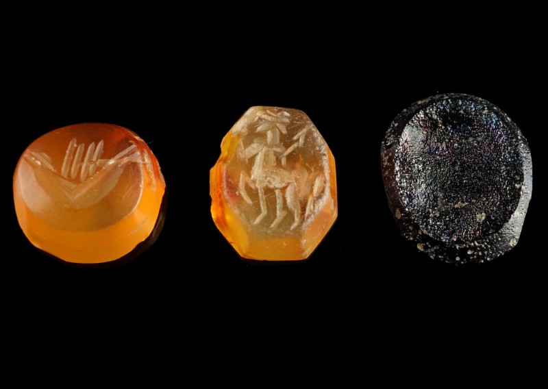 Lot of 3 Roman Gems/Intaglios
2nd-4th century CE
Carnelian, Glas, 11-13 mm, 0,...