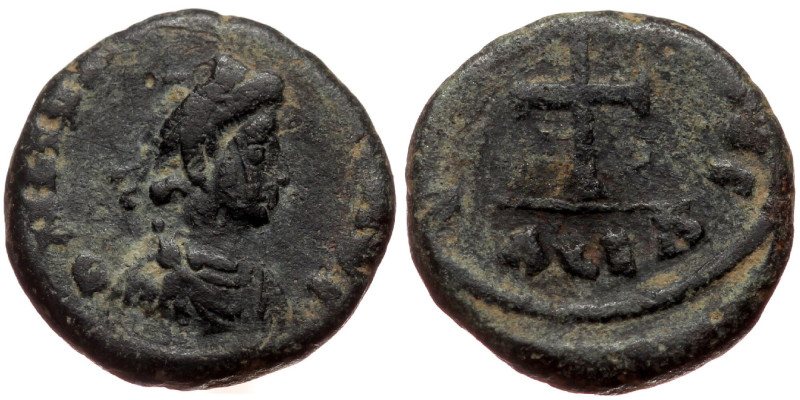 Theodosius II, 402-450. AE Nummus (Bronze, 10,2 mm, 0,96 g), Alexandria, 425/35....