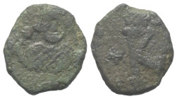 Leontius (695 - 698 n. Chr.).

 Halbfollis (Kupfer). 695 - 698 n. Chr. Syrakus.
Vs: Gekrönte Büste in Loros mit Akakaia und Kreuzglobus en face.
R...