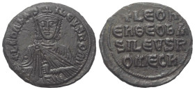 Leo VI. (886 - 912 n. Chr.).

 Follis (40 Nummi). Constantinopolis.
Vs: Frontale Büste des Kaisers mit Bart, Kreuzkrone und Chlamys, in der Linken ...