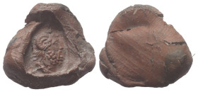 Tonsiegel.

 2. Jhdt. n. Chr.
Vs: Bärtiger Kopf des Zeus Ammon rechts.
Rs: Abdruck des Papyrus.

19 mm. 1,48 g. 
 Fast vorzüglich.

Slg. Prof...