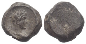 Tonsiegel.

 2. - 3. Jhdt. n. Chr.
Vs: Bärtige, drapierte Büste mit Strahlenkrone rechts.
Rs: Abdruck des Papyrus.

17 mm. 1,41 g. 
 Sehr schön...