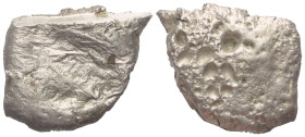 Wolgabulgaren.

 Griwna (Silber). 11. - 13. Jh.
Flacher, halbierter Barren mit abgerundeten Ecken.

28 x 22 mm. 15,77 g. 

Zeno 64804.
 Selten...
