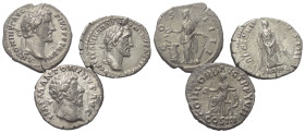 Römische Münzen - Lots. Kaiserzeit.


Lot (3 Stück, Silber): Antoninus Pius Denare (138 - 161 n. Chr.).

Sehr schön.

Verkauft wie besehen, kei...