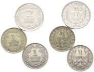 Deutschland - Lots.


Deutschland nach 1871. Kaiserreich.
Weimarer Republik.

Lot (3 Stück, Silber):
2 Mark 1926 D und 1 Mark 1925 D (2x).

S...