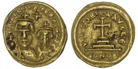 EMPIRE BYZANTIN
Héraclius (610-641). Solidus ND (616-617), Carthage. BC.867 ; Or - 4,36 g - 13,5 mm - 6 h
Proviendrait d’une vente PLATT 1972, colle...