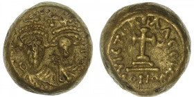 EMPIRE BYZANTIN
Héraclius (610-641). Solidus ND, Carthage. BC.867 v. ; Or - 4,48 g - 11 mm - 6 h
Sans légende visible au droit. Style fruste. TB à T...