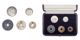 AFRIQUE DE L’EST
Georges V (1910-1936). Coffret (set) de 5 monnaies 1921-1922, Londres. KM.MS1 ; Argent et bronze
Coffret comprenant les 1, 5 (1921)...