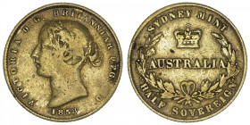 AUSTRALIE
Victoria (1837-1901). 1/2 souverain 1858, Sydney. Fr.10a ; Or - 3,82 g - 19 mm - 6 h
Type très rare. TB.