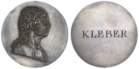 FRANCE
Consulat (1799-1804). Médaille au profil du général Jean-Baptiste Kléber ND. Argent - 60,41 g - 55 mm - 12 h
Rare médaille patinée. Léger cou...