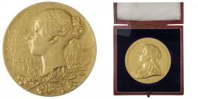 GRANDE-BRETAGNE
Victoria (1837-1901). Médaille pour le jubilé de diamant de la reine 1897, Londres. Or - 95,08 g - 55 mm - 12 h
Légère marque sur la...