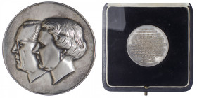 MEXIQUE
République fédérale (depuis 1917). Médaille pour la visite de la reine et du prince des Pays-Bas 1964. Argent - 27,84 g - 40 mm - 12 h
Dans ...