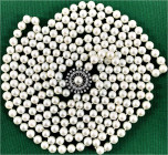 Colliers und Halsketten
Dreireihiges Perlencollier mit Schließe aus 585/1000 Weißgold, besetzt mit Perle und 39 Brillanten. Kette aus ca. 268 Akoyape...