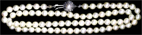 Colliers und Halsketten
Perlencollier aus 78 Akoyaperlen, Verschluss Weißgold 585/1000, besetzt mit einer Perle. Länge ca. 58 cm.