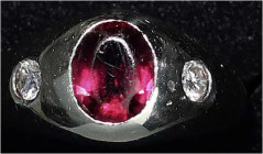 Fingerringe
Damenring Weissgold 585/1000, besetzt mit 2 Brillanten (zus. 0,34 ct) und großem, rotem Turmalin. Ringgröße 19. 9,47 g.