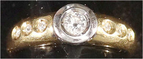 Fingerringe
Damenring Gelbgold/Weißgold 750/1000 mit großem Brillanten, ca. 0,25 ct und 6 kl. Brillanten. Ringgröße 18. 4,91 g.