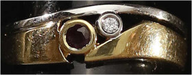 Fingerringe
Damenring Gelbgold/Weissgold 585/1000 mit 1 kl. Brillant und 1 Rubin. Ringgröße 18. 4,23 g.