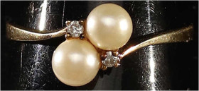 Fingerringe
Damenring Gelbgold 585/1000, besetzt mit 2 kl. Brillanten und 2 Perlen. Ringgröße 22. 3,55 g.