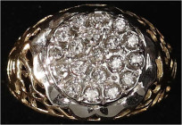 Fingerringe
Damenring Gelbgold/Weissgold 10 Karat (400/1000), besetzt mit 19 Strass-Steinen. Ringgröße 20. 4,72 g.