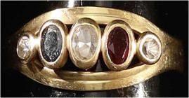 Fingerringe
Damenring Gelbgold 585/1000, mit 2 Diamanten im Rundschliff, 1 Diamant, 1 Rubin und 1 Saphir im Ovalschliff. Steine alle auffällig unglei...