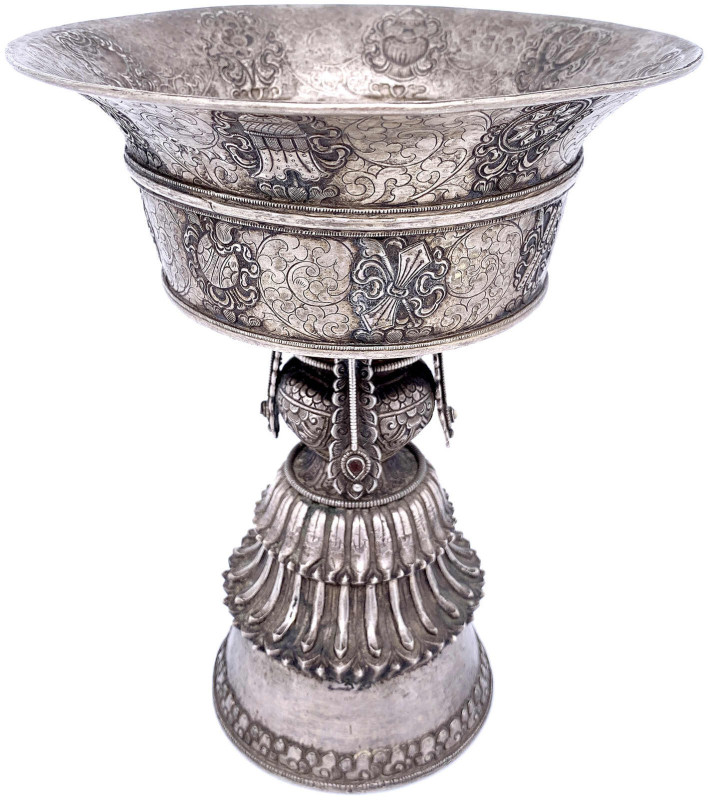 Tibet
Butterlampe, 19. Jh. Fein getriebene Tempelarbeit in Silber. Höhe 25 cm. ...