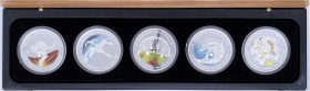 Australien
Elisabeth II., 1952-2022
Set der 5 Farb-Silbermünzen zu je 1 Dollar (Unze) 2009 "Discover Australia". Im Originaletui mit 4 Zertifikaten ...