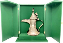 Oman, Sultanat
Qabus bin Sa'id, seit 1970
Ehrengeschenk an einen dänischen Diplomaten: prachtvoll getriebene Silberkanne, Höhe 33 cm; 1316,95 g. Im ...