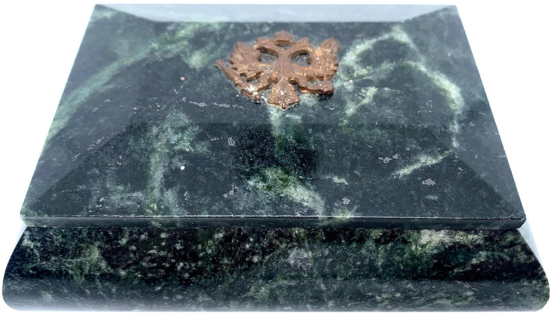 Russland
Varia
Deckeldose aus grün-schwarzem Murano-Granit mit aufgesetztem za...