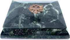 Russland
Varia
Deckeldose aus grün-schwarzem Murano-Granit mit aufgesetztem zaristischen Doppeladler aus Messing. 11 X 8,3 X 4,5 cm.