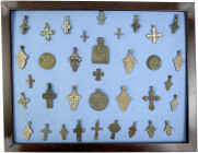 Russland
Varia
Sammlung von 35 Medaillons und Kreuzen des 17./18. Jh. Darunter einige klappbare Kreuze. Teils selten. Auf gerahmtem Tuch gesammelt. ...