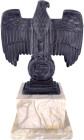 Drittes Reich
Skulptur Hoheitsadler ("Tischadler"), Zinkguss, Hersteller RZM M3/100 (Werner Redo, Saarlautern), auf Granitsockel. Höhe 21 cm. Sockel ...