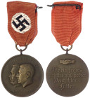 Drittes Reich
Tragb. Bronzemedaille am Band mit Hakenkreuz 1933 a.d. Machtergreifung. Köpfe Hindenburg und Hitler l./Handschlag über 4 Zeilen. 31 mm....