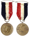 Drittes Reich
Tragb. Bronzemedaille am Band mit Hakenkreuz 1933 a.d. Machtergreifung. Köpfe Hindenburg und Hitler l./Handschlag über 4 Zeilen. 31 mm....