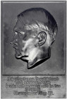 Drittes Reich
Schwarze, rechteckige Bakelitplakette 1933 von Wolff. Hergestellt bei WGS. Hitlerkopf l. über Spruch. 110 X 165 mm. Hinten Aufhängung. ...