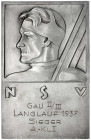 Drittes Reich
Einseitige, versilberte Plakette 1937, von Brehmer, Markneukirchen "Gubrema". NSV Gau II/III Langlauf 1937 Sieger A.=Kl.II. 74 X 115 mm...