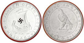 Drittes Reich
Porzellanmedaille Beginn des Einmarsches im Westen 1940, weiß, Rand rot und Hakenkreuz schwarz. 48 mm. prägefrisch. Scheuch 1869w.