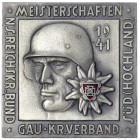 Drittes Reich
Quadratische, versilberte Zinkplakette mit Teil-Emaille (rot-silbernes NSRB-Logo) 1941. NS-Reichskriegerbund, Meisterschaften Gau-Kr.-V...