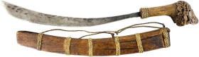 Blankwaffen
Malaysia
Borneo: Mandau der Dayak Kopfjäger. Griff aus Holz, beschnitzt. In hölzerner Scheide. Gesamtlänge 66 cm.