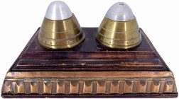 Sonstige militär. Gegenstände
Schreibtischablage aus Holz mit Umrandung aus Geschützbronze und zwei aufgesetzten Zündern. 19,5 X 13 X 9 cm.