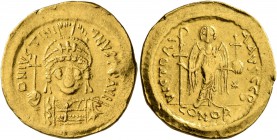 Justinian I. Solidus (Gold, 20 mm, 4.49 g, 6 h), Constantinopolis. D N IVSTINIANVS P P AVI Helmeted and cuirassed bust of Justinian facing, holding gl...