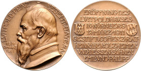 Bayern Prinzregent Luitpold 1886-1912 Bronzemedaille 1911 (v. M.H. = Max Heilmaier) auf die Eröffnung des Luitpoldhauses in Nürnberg, gestiftet von Ko...