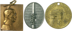 Erster Weltkrieg Lot von 3 kleinen Medaillen: Einseitige Plakette 1914, Kaiser Wilhelm II. (mit Öse u. Ring 25,6x30,1mm 11,7g), Ovale Zinnmedaille 191...