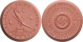 Allgemeine Medaillen Braune Porzellanmedaille o.J. (Meissen) auf Flieger gegen England. Kai. 1345. 2. Scheuch 1877a. 
50,0mm 19,2g prfr.