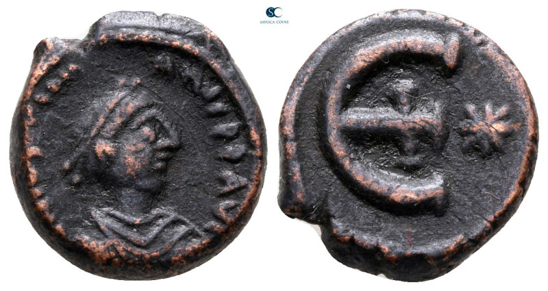 Justinian I AD 527-565. Antioch
Pentanummium Æ

15 mm, 2,77 g



very fin...